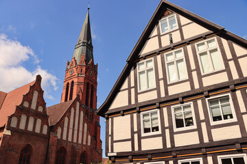 Nienburg/Weser; Blick vom Posthof zur Pfarrkirche St. Martin - obrazy, fototapety, plakaty