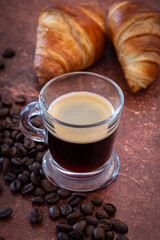 tasse de café et croissant sur une table