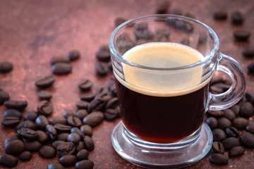 Rolgordijnen zonder boren Koffiebar kopje koffie en koffiebonen op een tafel