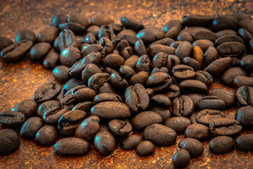 grains de café torréfié en gros plan sur une table
