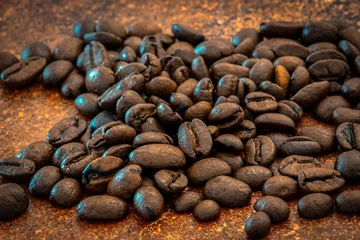 Foto op Canvas grains de café torréfié en gros plan sur une table © ALF photo