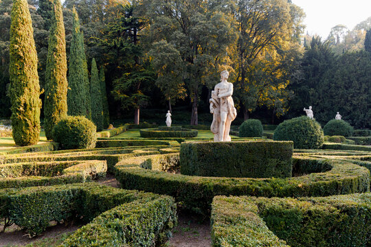Verona. Giardino Giusti. Giardino all' italiana con siepi , statue, fontane e cipressi.