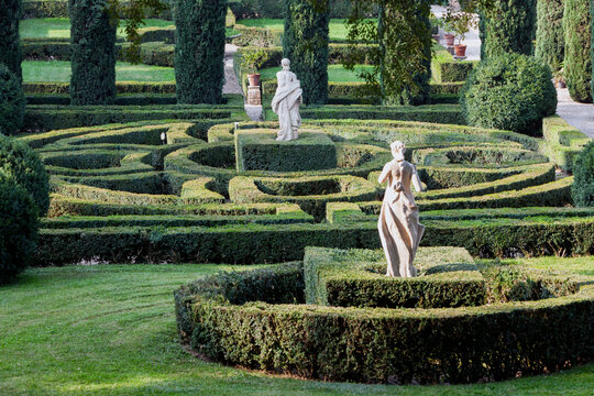 Verona. Giardino Giusti. Giardino all' italiana con siepi , statue, fontane e cipressi.