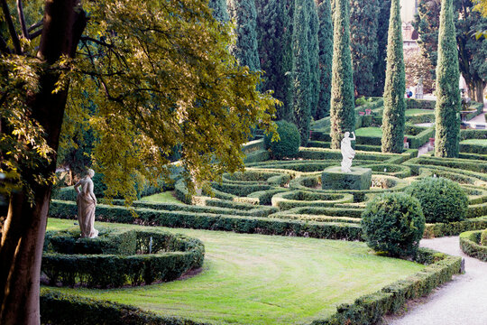 Verona. Giardino Giusti. Giardino all' italiana con siepi , statue, fontane e cipressi.