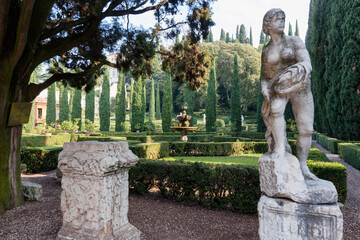 Obraz premium Verona. Giardino Giusti. Giardino all' italiana con siepi , statue, fontane e cipressi.