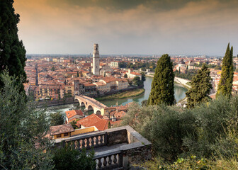 Fototapeta Verona. Panorama da Castel san Pietro verso Ponte Pietra sul fiume Adige e campanile del Duomo obraz