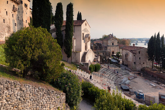 Verona.Il teatro romano costruito nel I secolo a.C. ai piedi del Colle San Pietro, sulla riva sinistra dell'Adige con la Chiesa dei Santi Siro e Libera

