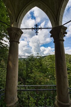 Diederichstempel im Br&uuml;ckenpark bei M&uuml;ngsten mit M&uuml;ngstener Br&uuml;cke im Hintergrund