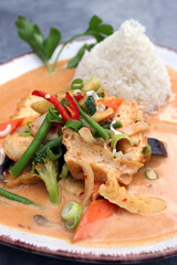 Erdnusssauce mit Gemüse, tofu und reis