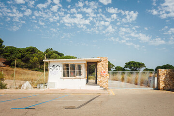 L'entrée abandonnée des locaux de Radio Liberty à Pals. Une entrée industrielle abandonnée.