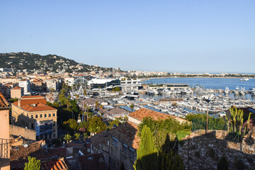 Fototapeta na wymiar Foto del puerto de Cannes con los barcos y la noria
