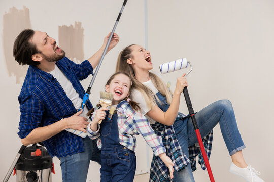 A young family, which recently moved into a new house, has started renovations. To make the process fun and easy, the three of them dance and sing. Instead of microphones, they have paint rollers.