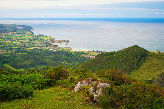 Asturias, Colunga, La Isla desde El Sueve, Espa&ntilde;a, Spain