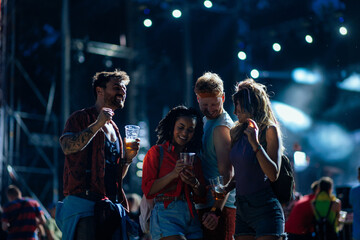 Obraz na płótnie Canvas Young friends enjoying a music festival