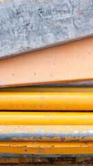 Tablones de madera y barras de metal de andamio de construcción sin montar