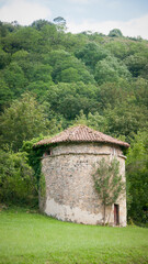Palomar de piedra en ladera de monte