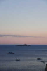 Foto de los barcos parados en frente de Positano en la Costa Amalfi de Italia