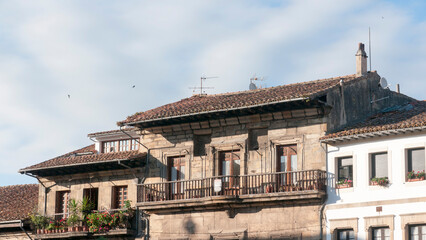 Fototapeta na wymiar Tejados de casas rusticas en villaviciosa, asturias