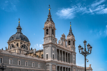 Fototapeta na wymiar Madrid, esterno cattedrale