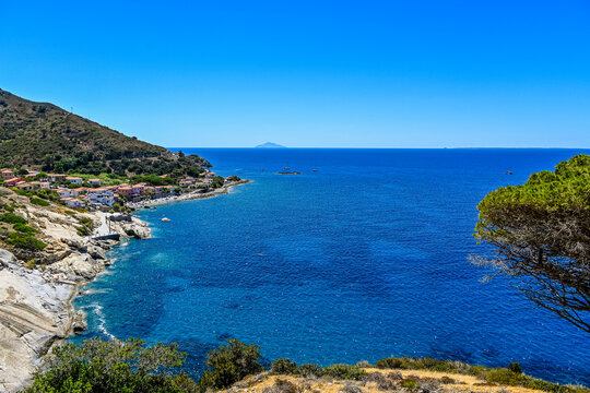 Pomonte, Badeort, Strand, Felsen, K&uuml;ste, Bucht, Wassersport, Elba, Insel, Bergstrasse, Meer, Toskana, Toskanischer Archipel, Segelschiffe, Sommer, Italien