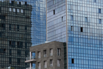 Fototapeta na wymiar fachada de un edificio en la ciudad