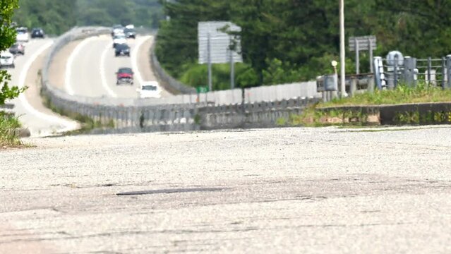 夏の高速道路　炎天下の道路のカゲロウ