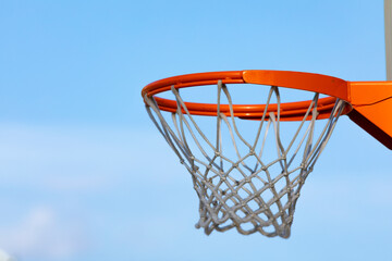 Canasta de baloncesto (basket, basketball) sobre un cielo azúl sin nubes (outdoor al aire libre)