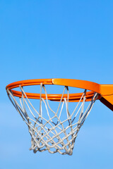 Fototapeta na wymiar Canasta de baloncesto (basket, basketball) sobre un cielo azúl sin nubes (outdoor al aire libre)