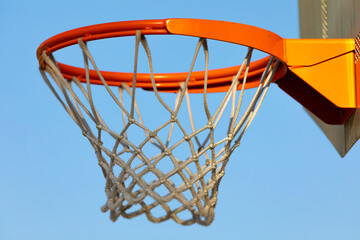 Canasta de baloncesto (basket, basketball) sobre un cielo azúl sin nubes (outdoor al aire libre)