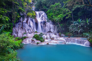 Fototapeta na wymiar Kuang Si waterfall the most popular tourist attractions Lungprabang, Lao.