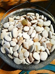 A pile of white pebbles with small and medium sizes