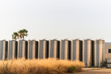 Fototapeta premium Almacenaje de vino en grandes silos de metal