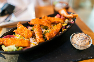 Comida en gastro bar sobre mesa de madera