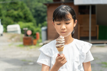 ソフトクリームを食べるアジア人の子供