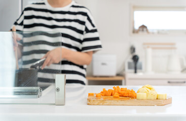 キッチンで料理をしている主婦の女性