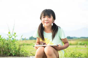 小学生の自由研究　女の子　宿題　SDGsを学ぶ