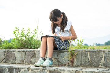 Fototapeta premium 小学生の自由研究 女の子 宿題 SDGsを学ぶ