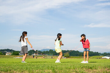 縄跳びをする小学生の女の子　日本人