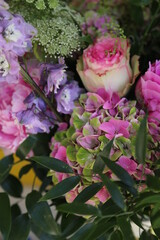 Ramo con hortensias, rosas y peonías