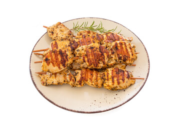 brochettes de poulet grillées dans une assiette