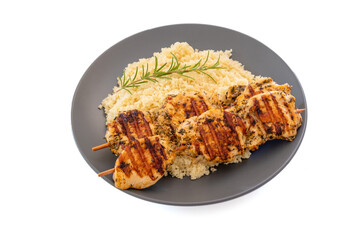 brochettes de poulet grillées et couscous dans une assiette