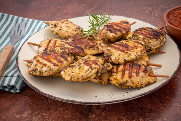 brochettes de poulet grillées dans une assiette