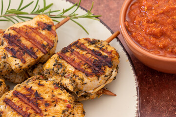 brochettes de poulet grillées dans une assiette