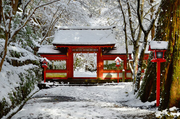 京都市貴船神社の奥宮神門の雪景色が神秘的