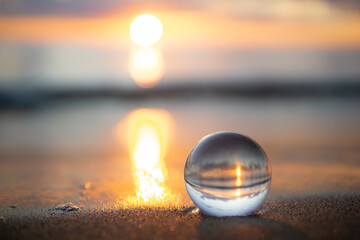 夕暮れの砂浜と水晶玉