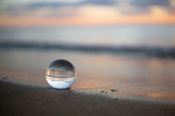 Fototapeta na wymiar 夕暮れの砂浜と水晶玉