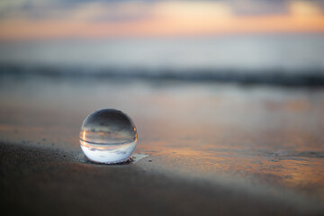 Fototapeta na wymiar 夕暮れの砂浜と水晶玉