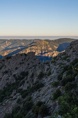 Vue au lever du soleil sur l'Hérault et le Parc naturel du Haut-Languedoc, et la Vallée de l'Orb depuis le sommet du Mont Caroux