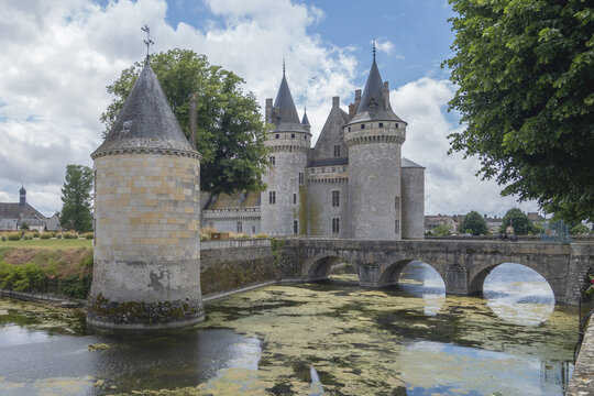 La Loire à vélo, de Nevers à Nantes. Le château de Sully-sur-Loire, vue sur l'extérieur.