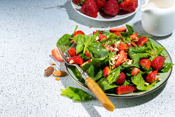Strawberry, spinach and nuts salad